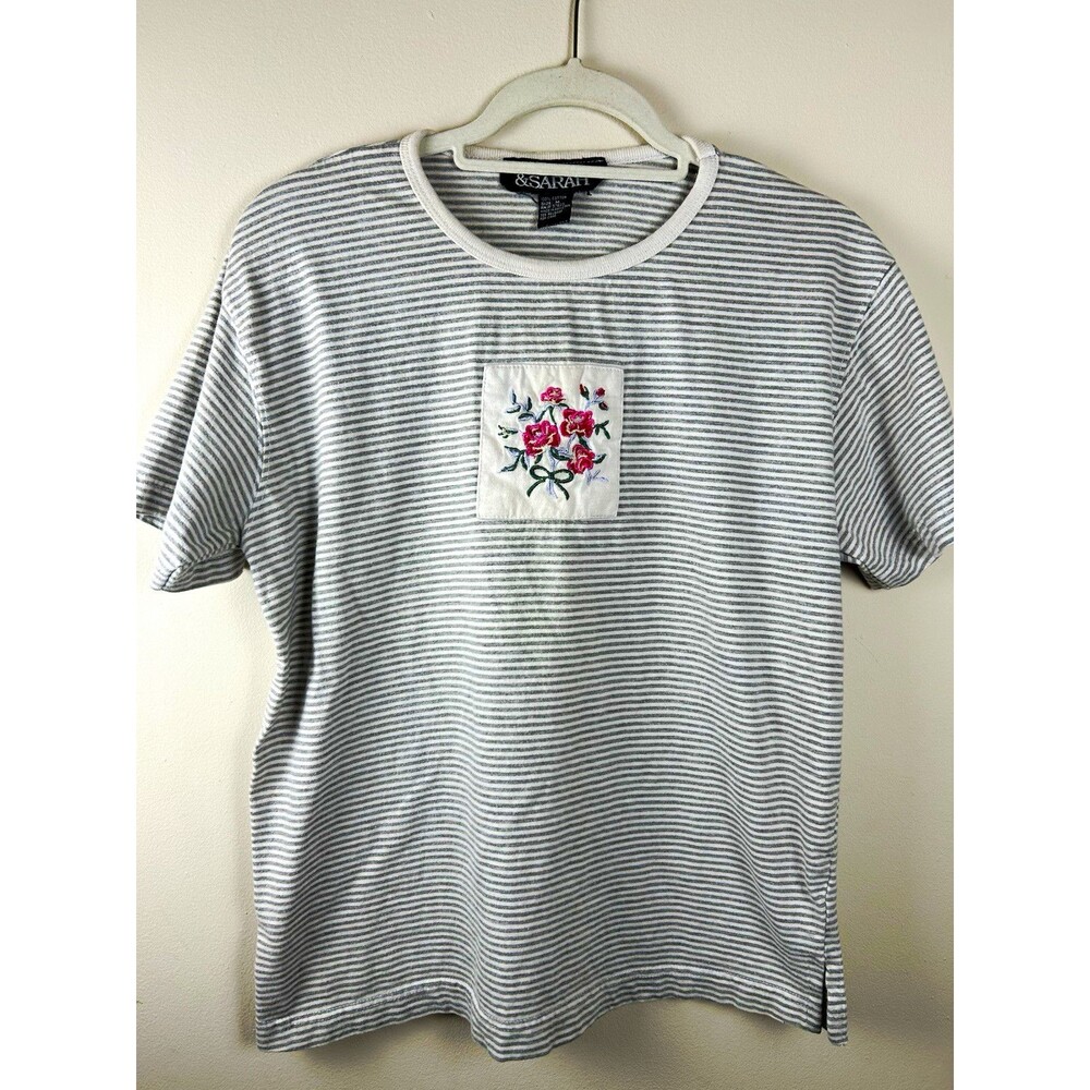 Vintage 90s Nick & Sarah M Floral Embroidered Patch 100% Cotton Tee Grandmacore
